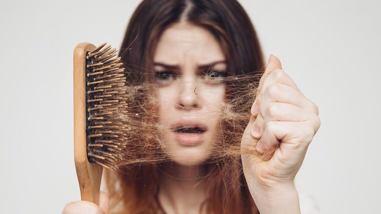 Saçların Dökülmesinin Sebepleri ve Neden Olabilecek Etkenler Neledir?